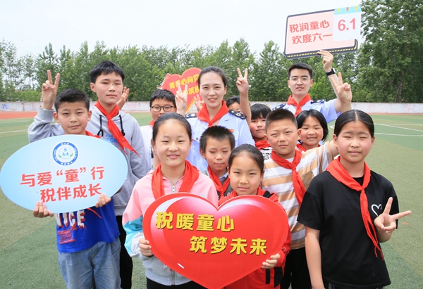淮陰區(qū)：稅務(wù)“藍(lán)水滴”愛心服務(wù)隊(duì) 與愛“童”行 稅伴成長(zhǎng)...
