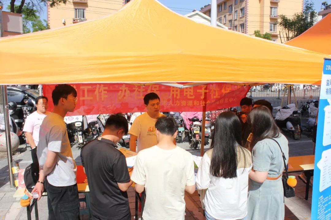 特別的日子只為特別的你——我市舉辦“淮才必遇520” 移動(dòng)廣場(chǎng)大型招聘會(huì)2.jpg